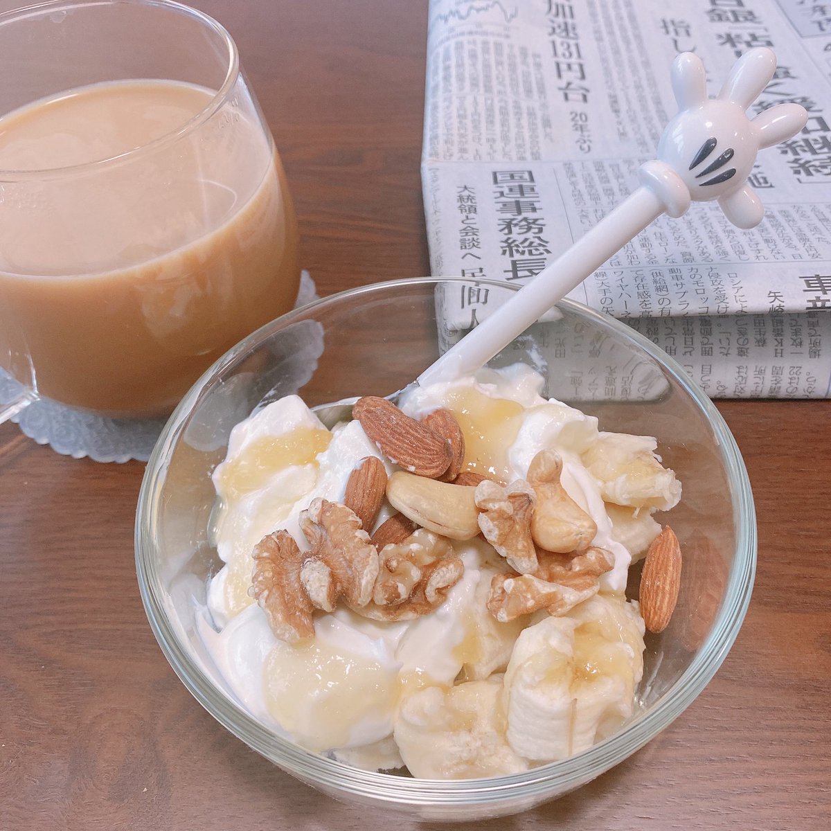 chu327a's tweet photo. 遅起きしたブランチは、バナナとギリシャヨーグルトとナッツにハチミツ少しかけたもの

ギリシャヨーグルトは普通よりもったりしてるから、しっかりナッツに絡んですごく美味しい❤️
あとお腹いっぱいになる！
バナナあるからハチミツは少しでOK😊
#ダイエット https://t.co/B2dCt2neDr