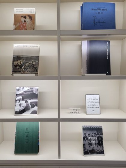 Fanseeu_Trace's tweet photo. RM's handwritten note and picture is on display at the Art Library of Uijeongbu at the donated books section, shown above. [ART LIBRARY OF UIJEONGBU]

#bts #btsart #rm #btsmap https://t.co/iqQBP7Fixs