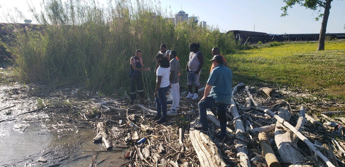 SHAYOCONNORNEWS's tweet photo. UPDATE ON MISSING KIDS: United Cajun Navy say they’ve identified an area of high interest in the river. They used under water drones and brought in divers. The water was muddy and as time went on it became dark so the search was was called off tonight. NO BODIES HAVE BEEN FOUND. https://t.co/HCT6V7BGmP