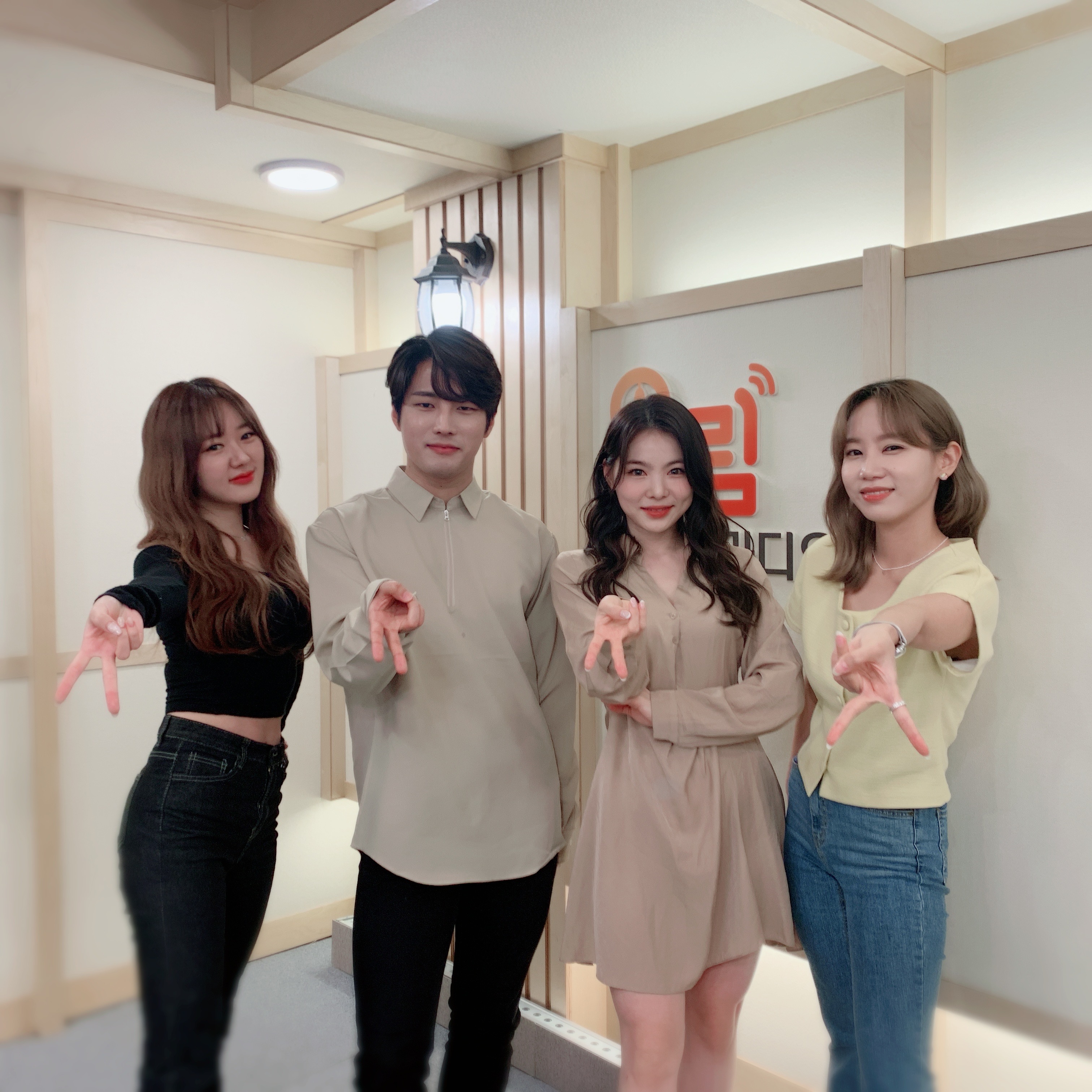 FRexyc-aQAAm7_G?format=jpg&name=4096x4096