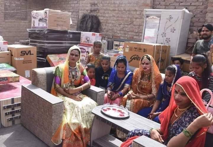 बीकानेर: दो बहनों की शादी का नेग लेने पहुंचे थे किन्नर, पता चला
 पिता की हो गई है मृत्यु, 
किन्नरों ने उठा लिया शादी का खर्चा और दोनो बहनों की करा दी धूम धाम से शादी !
तुम्हारे घर भगवान गए थे बहना!