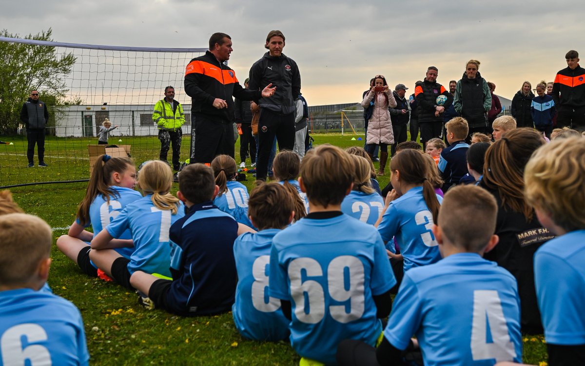 📷 @cnsportsfc met #TangerineTeamMate Josh Bowler at their training sessions last night, with the winger on hand to sign autographs, pose for photos and present some medals. @BFCCT_ | @PFA | @EFLTrust 🍊 #UTMP