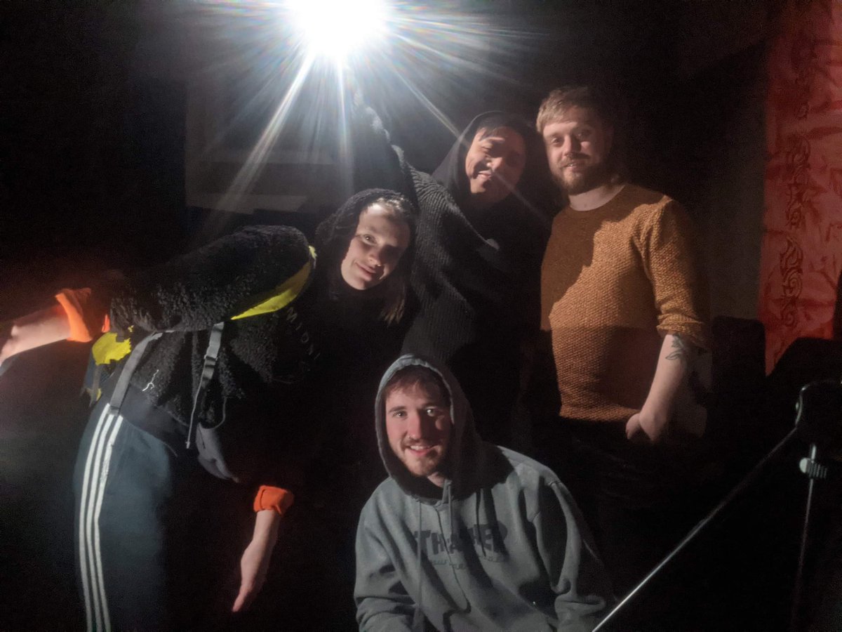 MIRRORTRASHBAND's tweet photo. Hi, we’re a band again https://t.co/a3nEqhz635