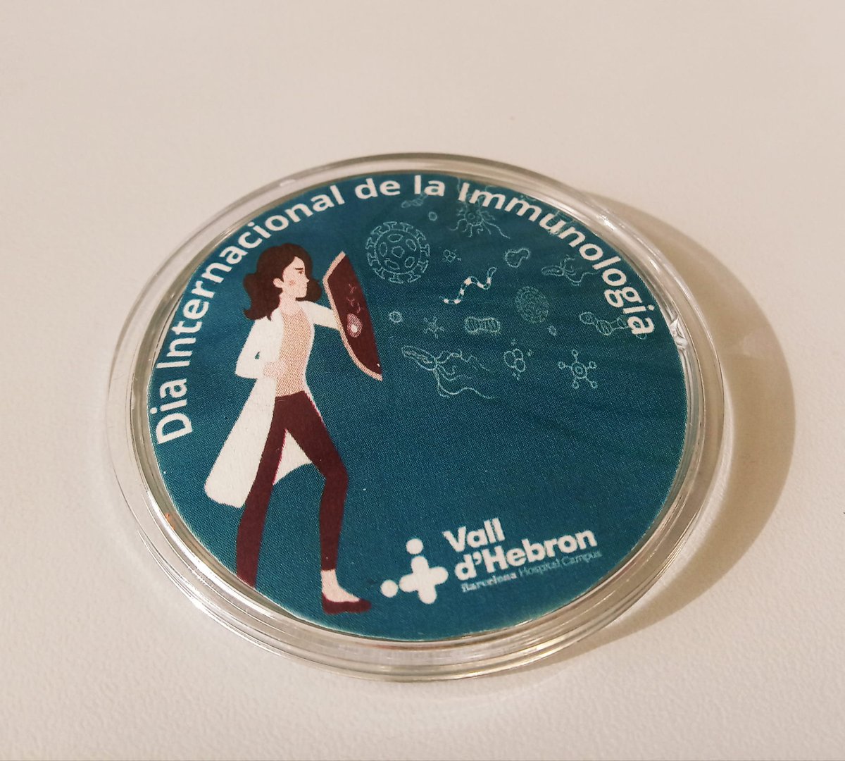 🔬 Feliç Dia Internacional de la Immunologia

🎉 Des de la <a href="/SCImmunologia/">Societat Catalana d'Immunologia</a> us volem animar a celebrar-ho de la forma que vulgueu (etiqueteu-nos i compartirem!).

🏥 Per exemple, el Servei d'Immunologia del l'hospital <a href="/vallhebron/">Vall d'Hebron</a> han fet unes xapes molt xules per posar a la bata.