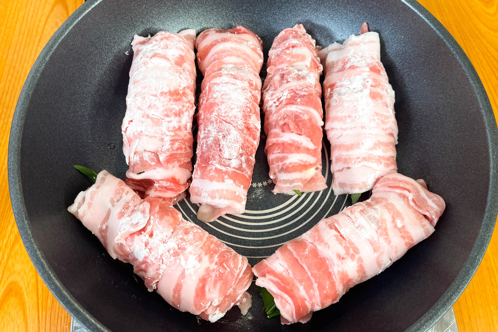 チーズがとろける！背徳感あふれる豚バラの大葉チーズ巻き。