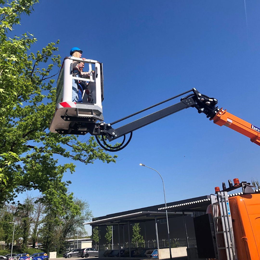 badenovaAG's tweet photo. Im Rahmen des #GirlsDay waren acht Mädchen bei #badenova und schnupperten in den Technikalltag von #bnNETZE rein. 👩🚒 Sie erhielten Einblicke in die Bereiche #Strom ⚡, #Wasser 💧und #Erdgas. 🔥 Ziel des Tages ist es, die technischen Berufe attraktiver zu machen. ⚒🔧 https://t.co/CsUecNzNlc