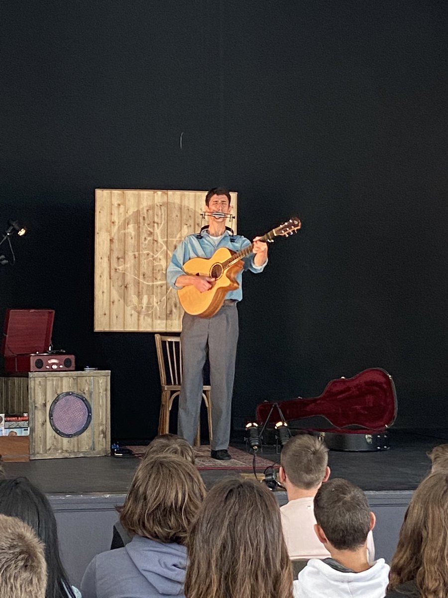 CollegeGavray's tweet photo. Très beau spectacle musical Les oiseaux blues hier pour tous les 3èmes avec Lucas Blondel sur le thème de la ségrégation aux USA début XXème siècle #anglais #musique #PEAC https://t.co/is2C8Z1y9e