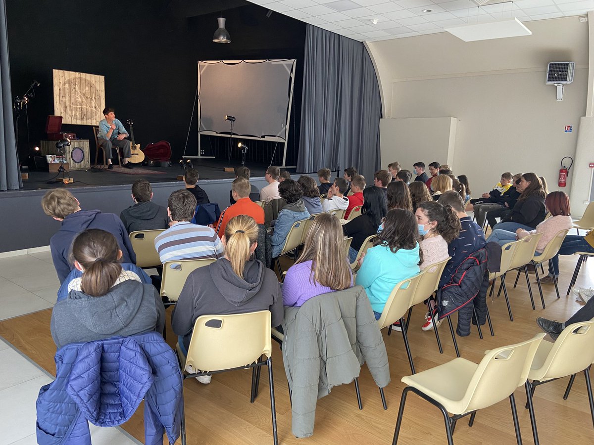 CollegeGavray's tweet photo. Très beau spectacle musical Les oiseaux blues hier pour tous les 3èmes avec Lucas Blondel sur le thème de la ségrégation aux USA début XXème siècle #anglais #musique #PEAC https://t.co/is2C8Z1y9e