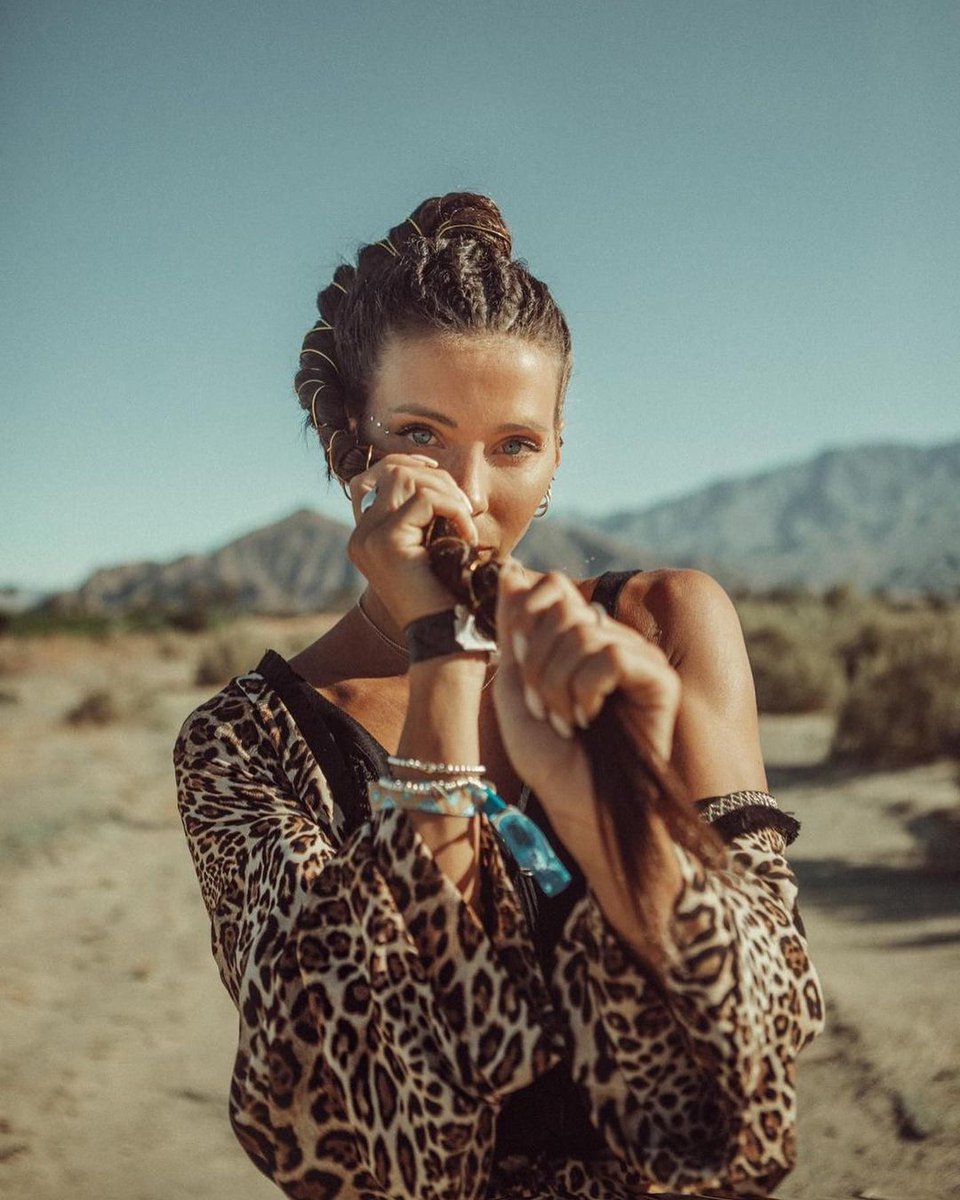 framesies's tweet photo. ๐ก En Coachella con la I M P R E S I O N A N T E @giuliacalcaterra ๐ก
Peinado por @sabryhairstyle, Italian Style Framesi Directora Artรญstica.
#Coachella #Framesi https://t.co/6L9lNdmQRV