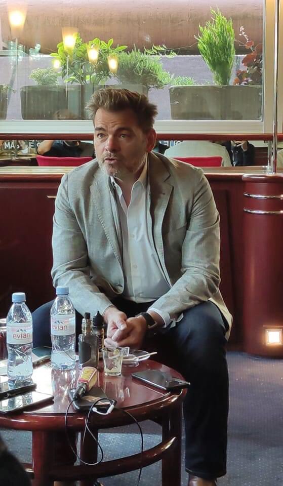 LyonPremiere's tweet photo. 🎬 Clovis #Cornillac est à #Lyon ce vendredi pour présenter son dernier film en tant que réalisateur et acteur : "C'est magnifique"
✅Le film s'est tourné durant l'été 2019 à Lyon (Confluence, Vieux Lyon...) ainsi qu'à Bron, la Mulatière, Sainte-Foy-lès-Lyon). @CornillacOff https://t.co/9ou2MmF5n1