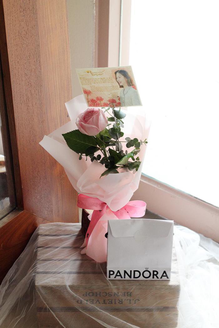 OOmaiya's tweet photo. OMG , finally GM received my personal gift for Inah . So hopefully she happy when she receive &amp;  wearing that gift 💋 . 

I didnt put so much expectation for Inah to upload . But let pray for the best 🙏🏻🫶🏻 . Please pray for me bestieeeee 🤲🏻

#KimMinKyu #SeolInAh https://t.co/RlJ3itMZja