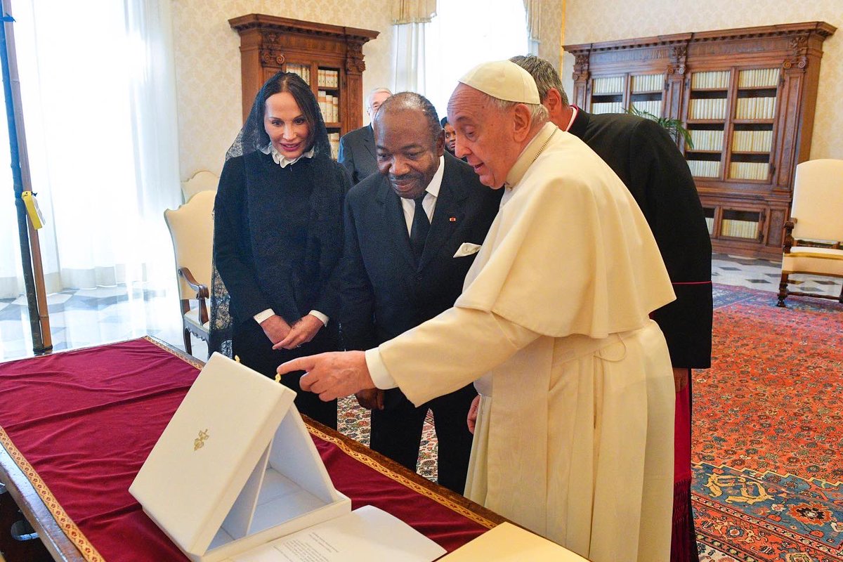 Sylviabongo's tweet photo. Des mots, des échanges, des sourires… Toujours aussi émue et honorée d’avoir rencontré hier sa Sainteté le Pape François @Pontifex au Vatican.
Engageons-nous à porter son message de paix, d’humanité ainsi que ses valeurs d’amour et de fraternité indispensables au vivre ensemble. https://t.co/hi92fgSEtO