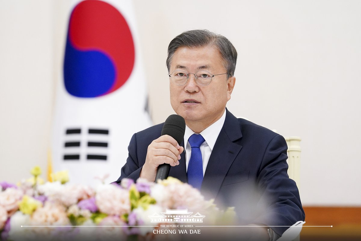 문재인 대통령은 오늘 군 주요 직위자들을 청와대로 초청해 노고를 치하하고 격려하는 자리를 가졌습니다. 문 대통령은 "2017년 정부 출범 초기에 일촉즉발의 전쟁 위기의 상황에서 혼신의 노력을 다해 지금까지 평화와 안보를 지켜 올 수 있었고, 그 중심에 우리 군이 있었다"고 강조했습니다.