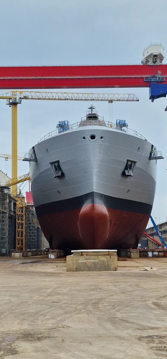 Ce vendredi à Saint-Nazaire a lieu la mise à l’eau du Jacques Chevallier, le 1er des 4 bâtiments ravitailleurs de forces qui viendront équiper la @MarineNationale dès 2023. Un éclairage sur ce navire ⤵️