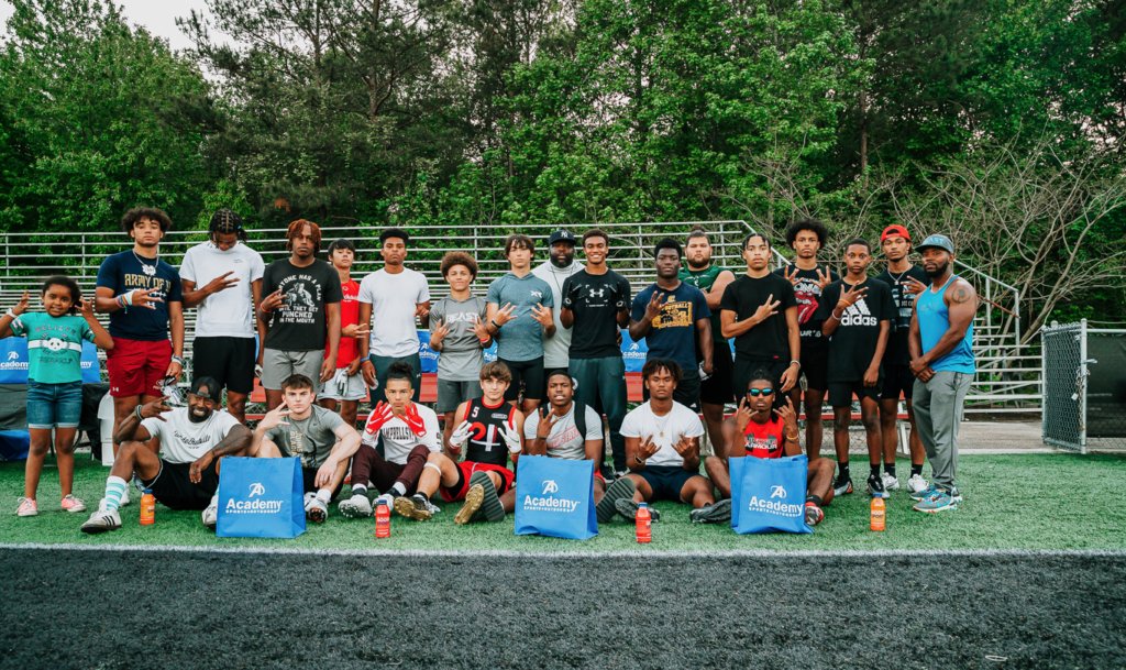 DraftDiamonds's tweet photo. Last Chance:NFL Draft Prospect Justin Hall gave back to his High School on the eve of the NFL Draft https://t.co/SSFqUGQke8 #NFL #NFLDraftNews https://t.co/Con5oaUhnu