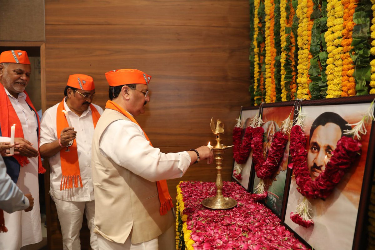 BJP4Gujarat's tweet photo. માનનીય રાષ્ટ્રીય અધ્યક્ષ શ્રી @JPNadda જીની અધ્યક્ષતામાં તથા મુખ્યમંત્રી શ્રી @Bhupendrapbjp અને પ્રદેશ અધ્યક્ષ શ્રી @CRPaatil ની વિશેષ ઉપસ્થિતિમાં પ્રદેશ કાર્યાલય 'શ્રી કમલમ્' ખાતે પ્રદેશ બેઠક યોજાઈ. https://t.co/7sBopulkDN