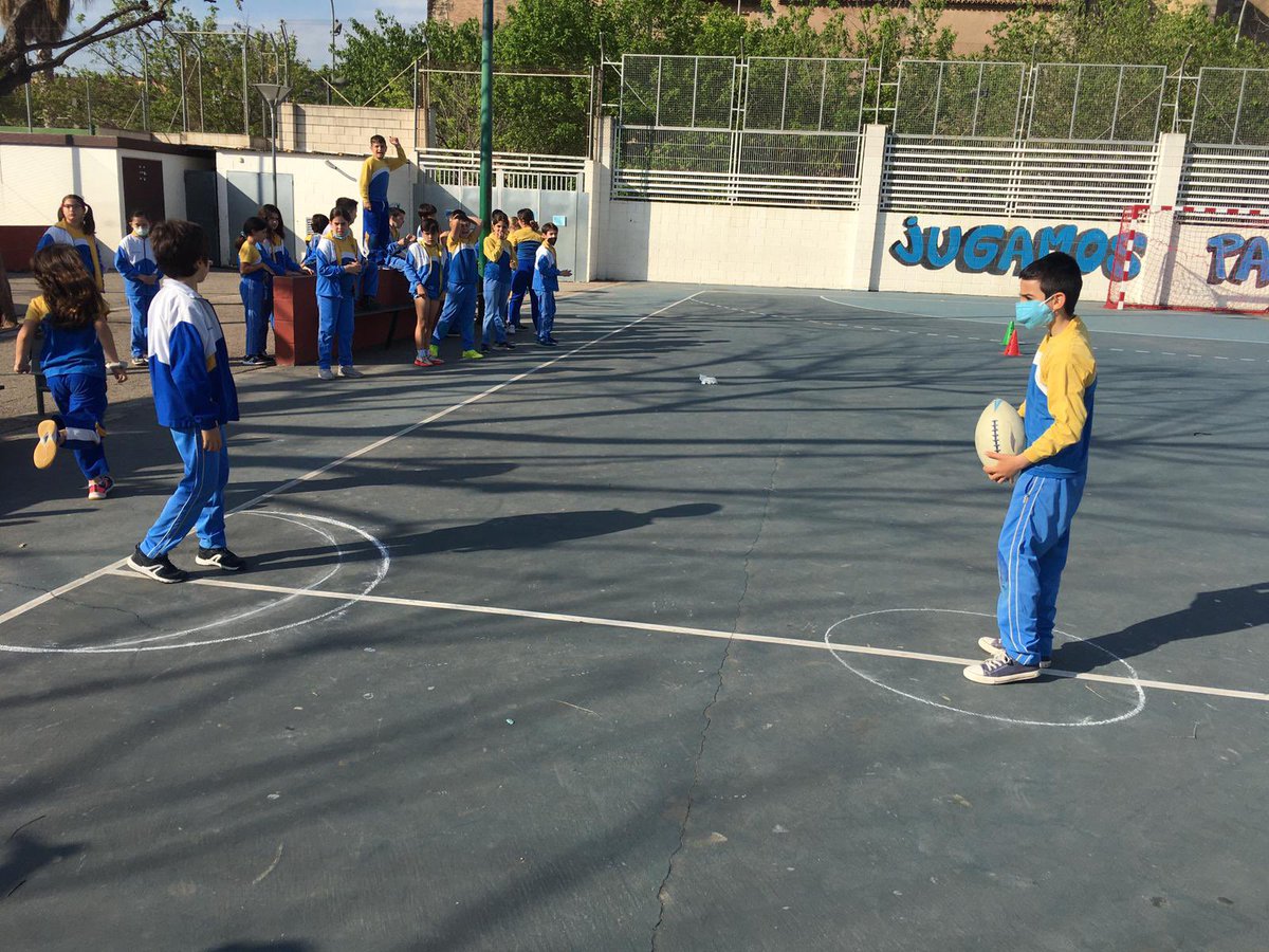 C_E_Marni's tweet photo. #educacionfisicaprimariamarni vuelven los juegos cooperativos #interclases 4ºB vs 4ºD  Rugbol #estosiquenosgusta #molamucho #deporteydiversión #competiciónsaludable https://t.co/90CioxA3YF