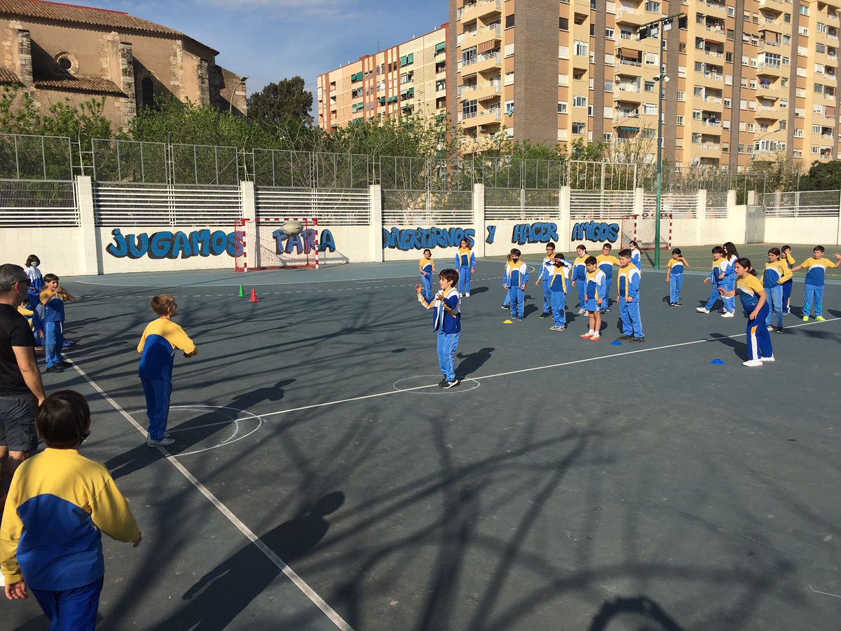 C_E_Marni's tweet photo. #educacionfisicaprimariamarni vuelven los juegos cooperativos #interclases 4ºB vs 4ºD  Rugbol #estosiquenosgusta #molamucho #deporteydiversión #competiciónsaludable https://t.co/90CioxA3YF