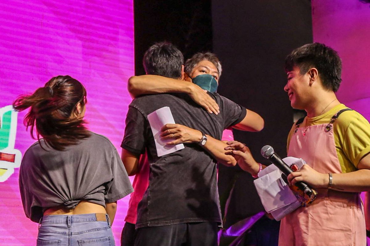 kikopangilinan's tweet photo. Salamat dahil pinasaya niyo at pinakilig ang ating mga volunteers na laging nagba-bahay-bahay upang ipanalo ang #GobyernongTapat na mag-aangat sa buhay ng Pilipino kasama ng mga magsasaka at mangingisda.

I TINK KILALANIN NATIN TO

📷 Team Kiko/ Dante Diosina Jr and Dale Rivera https://t.co/D2slRTfkYv
