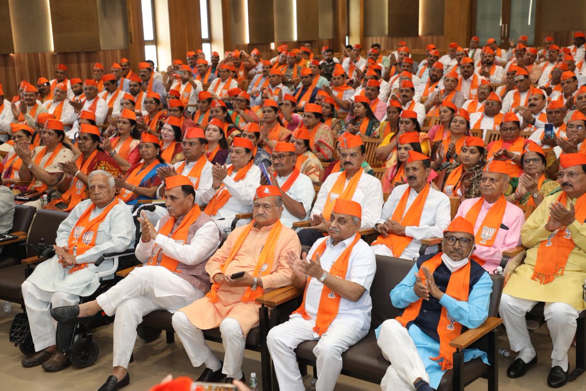 BJP4Gujarat's tweet photo. @JPNadda @Bhupendrapbjp @CRPaatil પ્રદેશ પાર્લામેન્ટરી બોર્ડના સદસ્યશ્રીઓ, સંસદ સભ્યશ્રીઓ, ધારાસભ્યશ્રીઓ, જિલ્લા અને મહાનગરના પ્રમુખશ્રીઓ,  મહાનગરપાલિકાના હોદ્દેદારશ્રીઓ સહિત પૂર્વ સંસદ સભ્યશ્રીઓ અને પૂર્વ ધારાસભ્યશ્રીઓ ઉપસ્થિત રહ્યાં. https://t.co/Af31svBJj9
