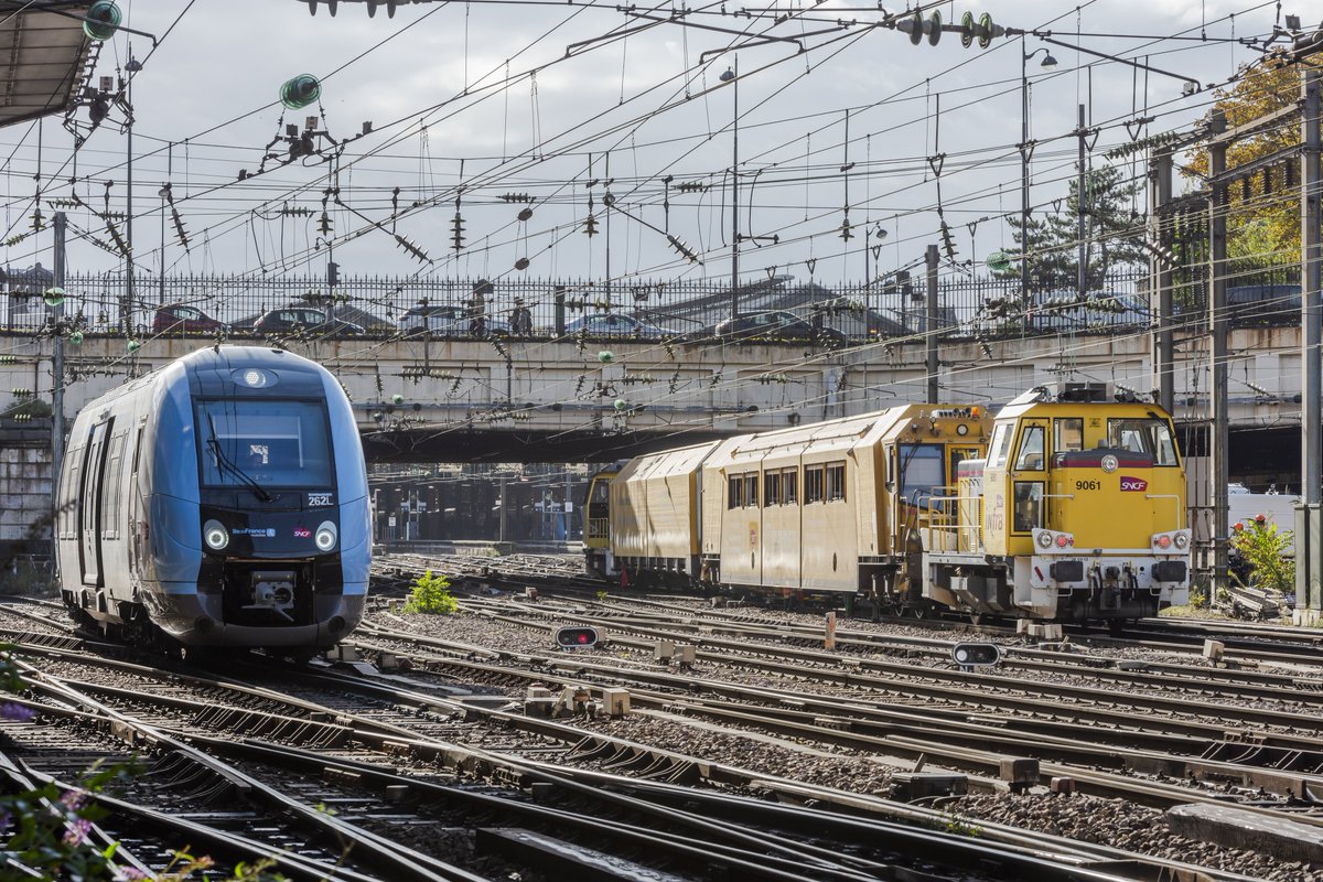 AntoinePrt's tweet photo. Ceux qui ont suivi la campagne d’essai du #TrainROBEL @SNCFReseau doivent constater une différence notable par rapport à la version que nous avons testé : le wagon énergie qui comporte la traction vs les locotracteurs qui encadraient les deux wagons testés en France. https://t.co/n8zhtj7sZ3