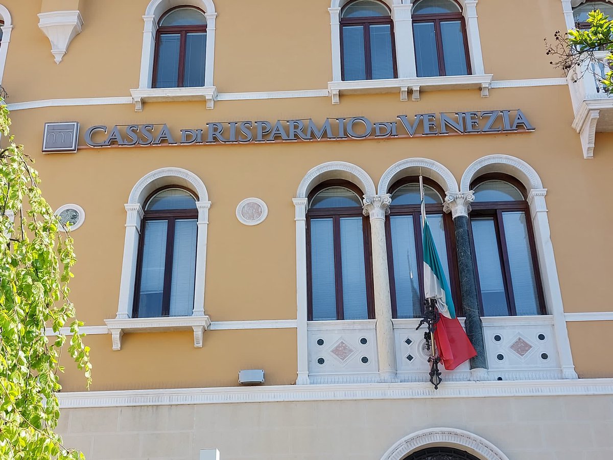 FIMCislStampa's tweet photo. Questa mattina lavoratori della SuperJet di Tessera (Ve) manifestano per il blocco degli stipendi causato dalle sanzioni “giuste” alla Russia fuori la sede di Cassa di Risparmio Venezia @intesasanpaolo . Chiediamo che la  banca sblocchi subito il pagamento degli stipendi https://t.co/JEVZXbmZ6A