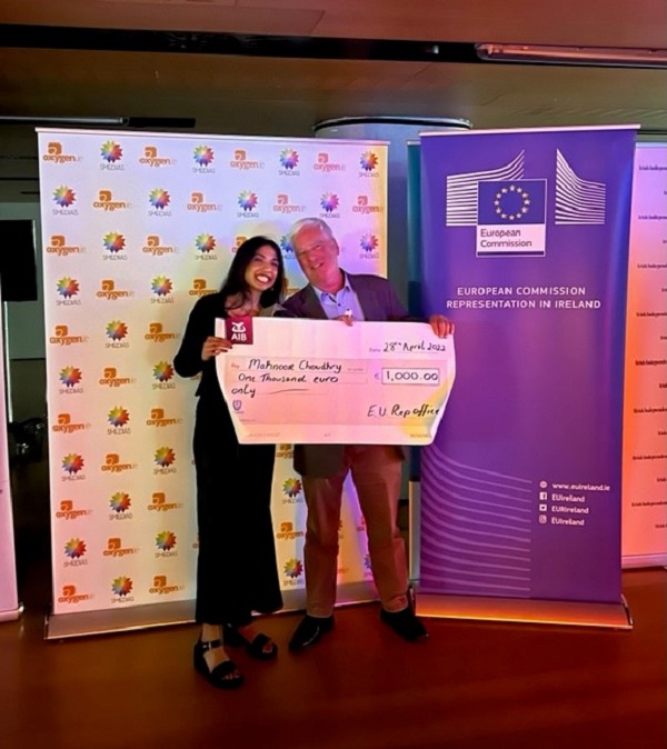 eurireland's tweet photo. Congratulations to @ucddublin student, Mahnoor Choudhry, who won this year's @EU_Commission Student Media Award for her very positive &amp; well-written article on her @EUErasmusPlus experience in Stockholm👏  

Here she receives her €1,000 🇪🇺 award from @scollinsit 👇

#Smedias2022 https://t.co/lCY7tk0KKW