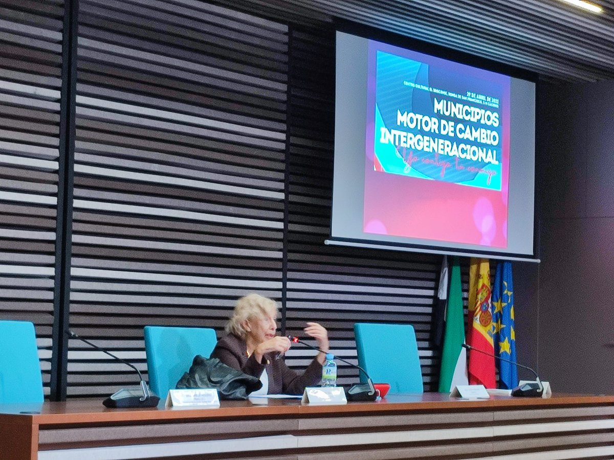 ProgramasInterg's tweet photo. @ManuelaCarmena ha sido la encargada de ofrecer la ponencia marco en las jornadas. 
Destaca la importancia de acciones con el #PIEx ha recordado que la intergeneracionalidad no es una estructura de solidaridad, sino de cooperación. https://t.co/2GcszTP49R