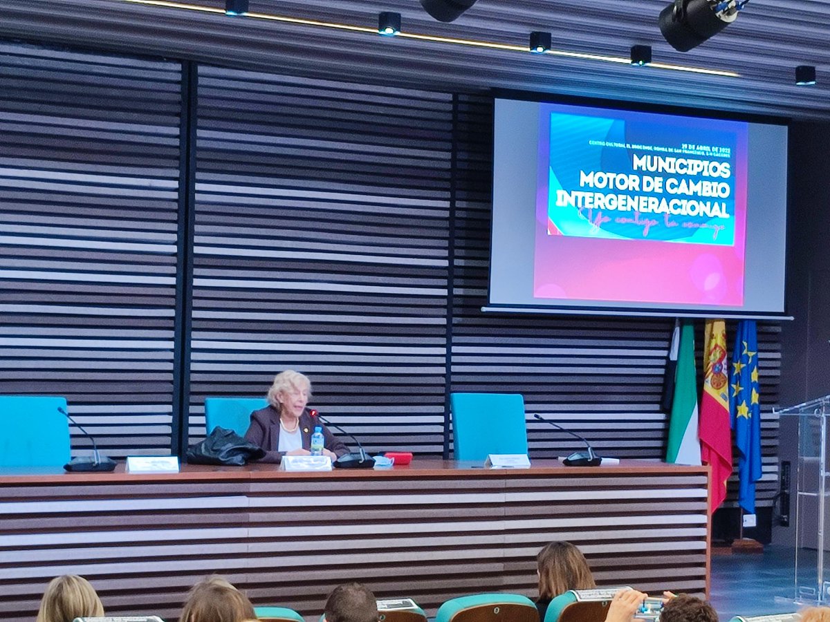 ProgramasInterg's tweet photo. @ManuelaCarmena ha sido la encargada de ofrecer la ponencia marco en las jornadas. 
Destaca la importancia de acciones con el #PIEx ha recordado que la intergeneracionalidad no es una estructura de solidaridad, sino de cooperación. https://t.co/2GcszTP49R