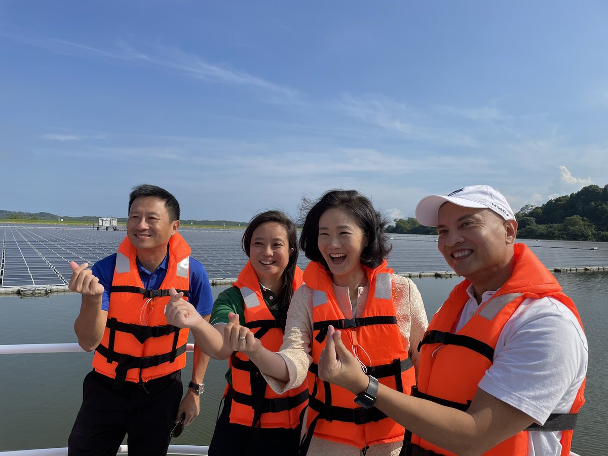 jenny_hekim's tweet photo. #floatingsolarfarm in Singapore. Excellent site visit to witness #climatetechnology. strengthening cooperation through Korea-Singapore Climate Dialogue. Amazing talks with Joseph, chief negotiator of Singapore and Deputy Secretary Tze-Ch’in. https://t.co/YKMaVCDSGe