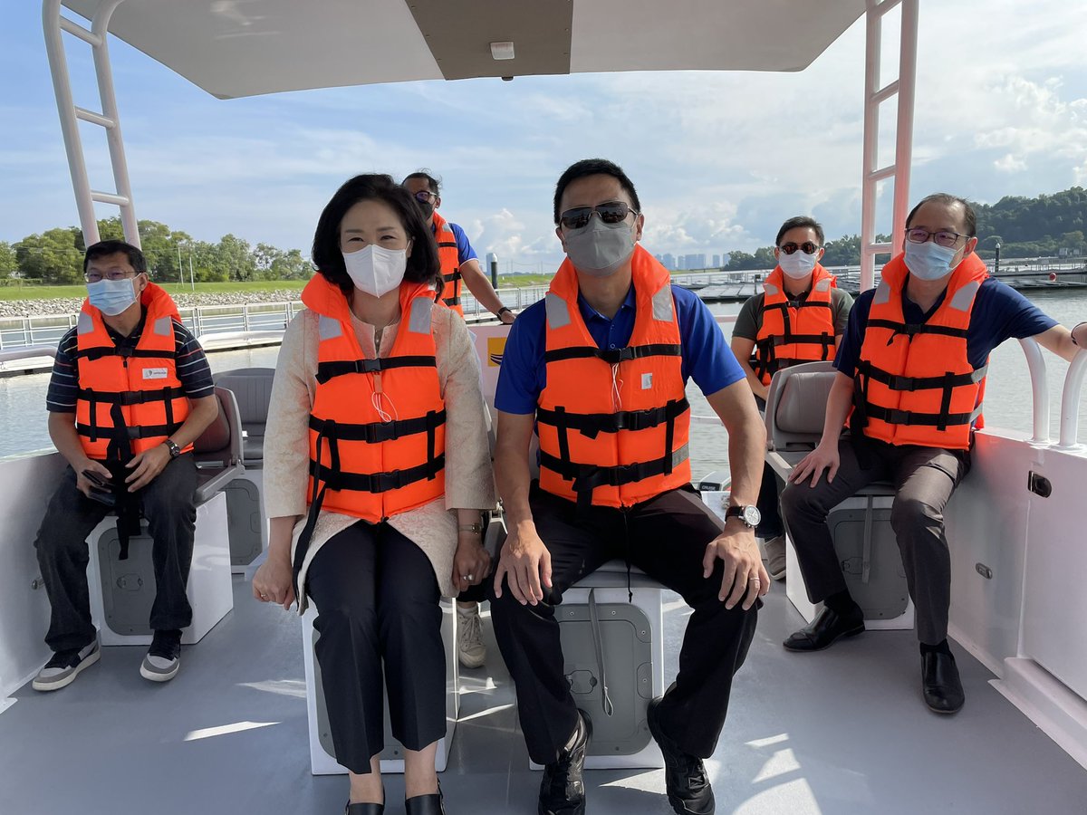 jenny_hekim's tweet photo. #floatingsolarfarm in Singapore. Excellent site visit to witness #climatetechnology. strengthening cooperation through Korea-Singapore Climate Dialogue. Amazing talks with Joseph, chief negotiator of Singapore and Deputy Secretary Tze-Ch’in. https://t.co/YKMaVCDSGe