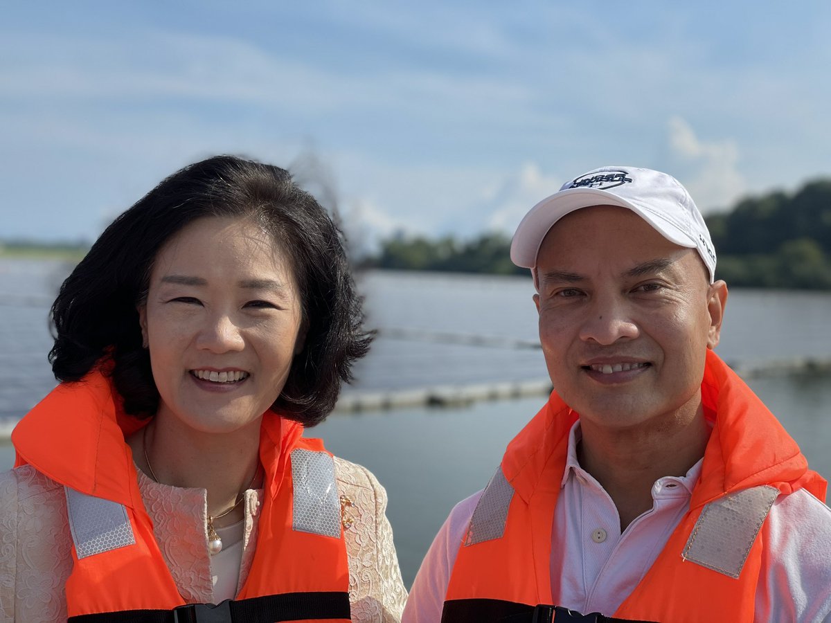 jenny_hekim's tweet photo. #floatingsolarfarm in Singapore. Excellent site visit to witness #climatetechnology. strengthening cooperation through Korea-Singapore Climate Dialogue. Amazing talks with Joseph, chief negotiator of Singapore and Deputy Secretary Tze-Ch’in. https://t.co/YKMaVCDSGe