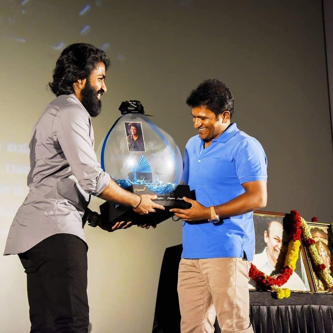 itspowerstar's tweet photo. Appu Sir Made #Yuvaraj Part in #Yuvarthnaa....
#Now This #Yuvaraj Continue The Legacy Of Appu Sir.....
Comman Factor Santhosh Sir.....
@PuneethRajkumar @yuva_rajkumar @SanthoshAnand15 https://t.co/is9Wv5dF3K