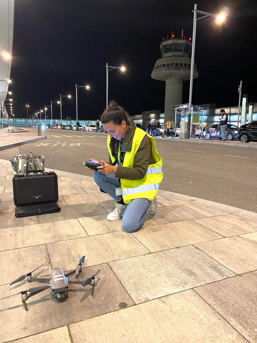 aena's tweet photo. #Innovación Aena usará sus drones pilotados por personal propio para tareas de inspección y mantenimiento aeroportuario🛫.
La T1 del Aeropuerto JT #Barcelona-#ElPrat ha acogido una prueba de inspección de luces.
💡El proyecto fue la "mejor idea innovadora" en los #PremiosInnova https://t.co/8lNEJ395iN