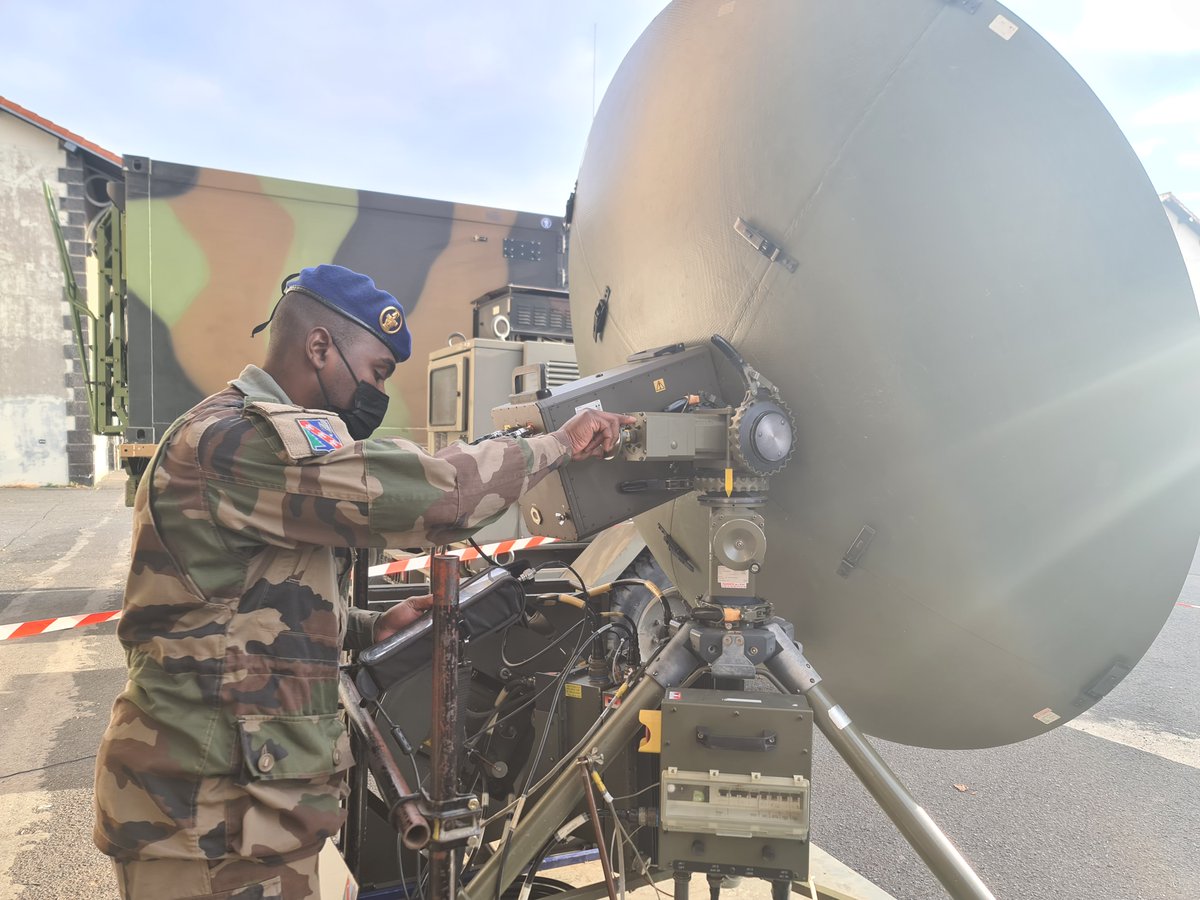DMD_63's tweet photo. #LeSaviezvous ? 
Deux unités de transmissions se trouvent dans le @Departement63, la #4CCTA où servent les aérocombattants SIC de la @4e_BAC à @ClermontFd et le #28RT à @VilleIssoire. Les militaires de ces unités mettent en œuvre les systèmes d’information et de communication. https://t.co/lLgzj0MqaH