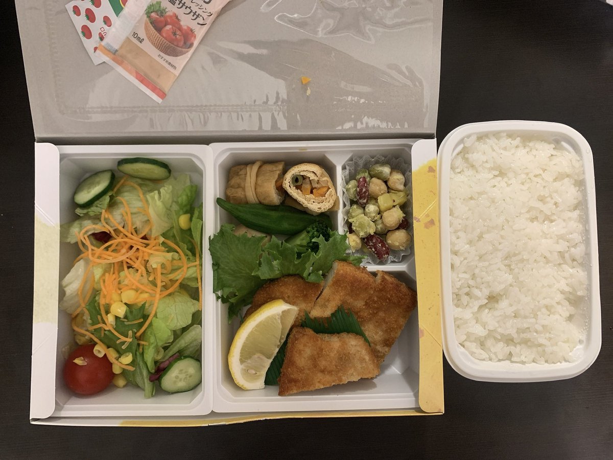 DHanoichan's tweet photo. ベトナム4/29日以降隔離なくなるのか！私タイミング悪すぎた。ベトナム入国時も日本帰国時も隔離隔離で辛かったー。でも日本は隔離中のホテル滞在費用＋食費政府負担はありがたい。アルコールと禁煙徹底されてたけどこれアル中とヘビースモーカーの人ってとても辛い隔離になりそう。写真は夜ごはん。 https://t.co/W8mY99QZqh