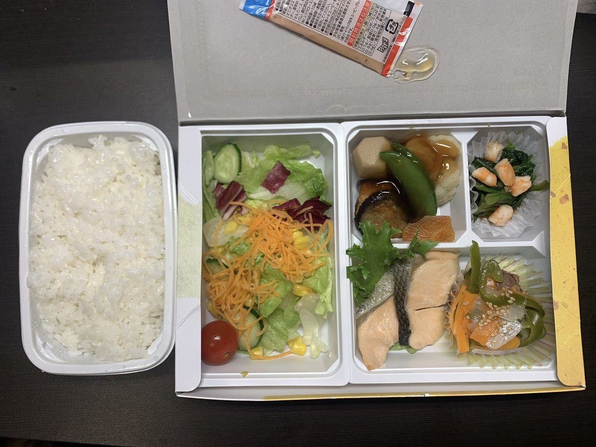 DHanoichan's tweet photo. ベトナム4/29日以降隔離なくなるのか！私タイミング悪すぎた。ベトナム入国時も日本帰国時も隔離隔離で辛かったー。でも日本は隔離中のホテル滞在費用＋食費政府負担はありがたい。アルコールと禁煙徹底されてたけどこれアル中とヘビースモーカーの人ってとても辛い隔離になりそう。写真は夜ごはん。 https://t.co/W8mY99QZqh