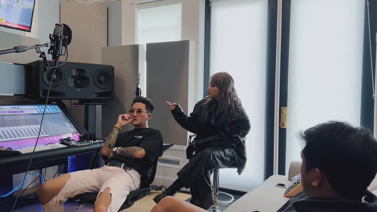 fritzjanross's tweet photo. CL in a studio and her bonding with her 2NE1 sisters. What if CL and her team is preparing for a song for 2NE1? Please make it happen @chaelinCL #CL #CLPLUS #CLChella https://t.co/YTOT5dOEfs