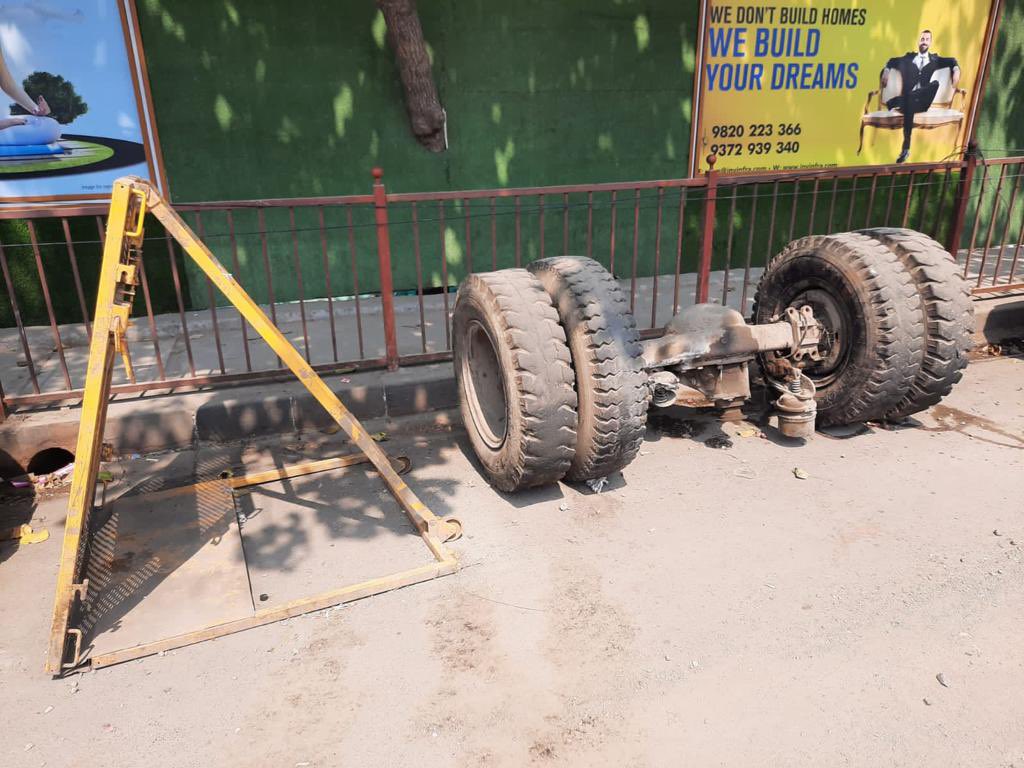 JeVee_Infra's tweet photo. an accidental garbage truck is stinking badly for last one week, right in front of our society at Western Express Highway at Dindoshi @MTPHereToHelp request you to look into this at earliest. Images attached https://t.co/z7i7LLRXG1