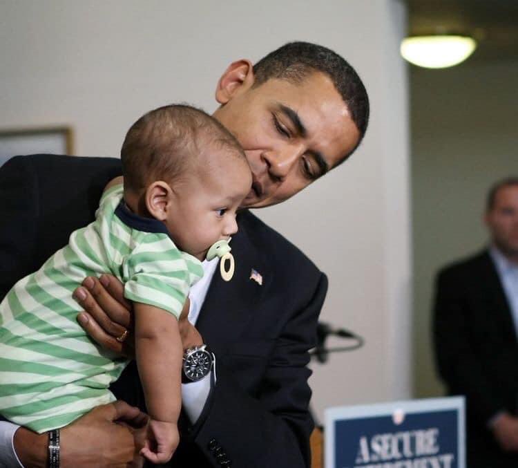 AuthorJoeNBrown's tweet photo. Who else misses our 44th President and those adorable 🥰 kids ? #ObamaAndKids #ObamaPlusKids 👶🏽👧🏽🧒🏻👦🏽. #BarackObama https://t.co/T1DSQr25wl