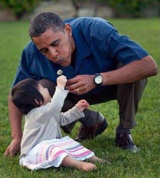 AuthorJoeNBrown's tweet photo. Who else misses our 44th President and those adorable 🥰 kids ? #ObamaAndKids #ObamaPlusKids 👶🏽👧🏽🧒🏻👦🏽. #BarackObama https://t.co/T1DSQr25wl