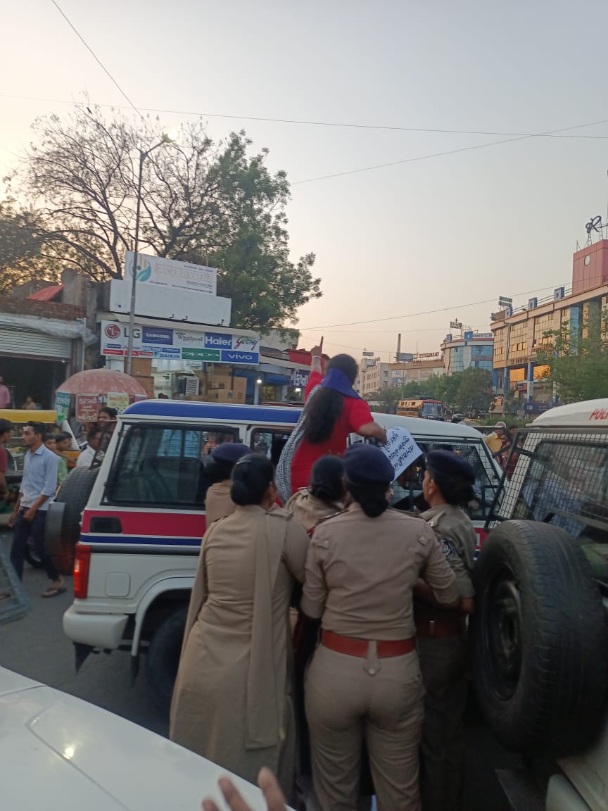 damayanteedhar's tweet image. Since Vadgam MLA @jigneshmevani80 was arrested, #Gujarat has seen protests across the state everyday. Scenes from various protests at Ahmedabad yesterday #JigneshMevani @newsclickin @aditidasnigam #dalitprotest