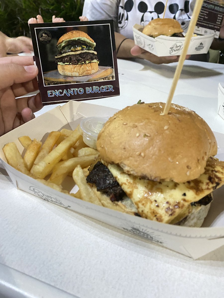 blondy_offixial's tweet photo. Hoy probé la #encantoburger en @masterburgerco #masterburgerco
🤌🏻🤌🏻🤌🏻🤌🏻 https://t.co/RwotyFDL6o