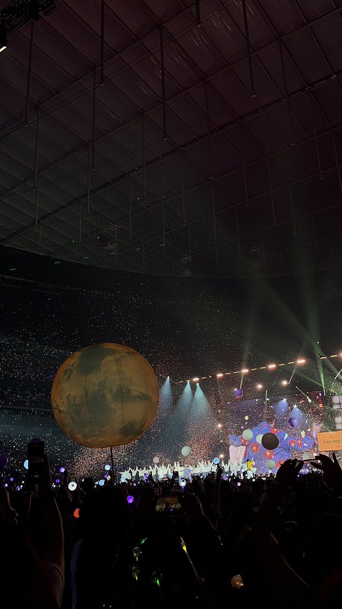 tgiluv's tweet photo. the only memorable thing that’s happened since i got suspended was me flying to vegas to see bts weekend 1 with my bffs and joon looking at my sign and me embarrassing myself in front of jimin 😭 https://t.co/v0TvodhXBG