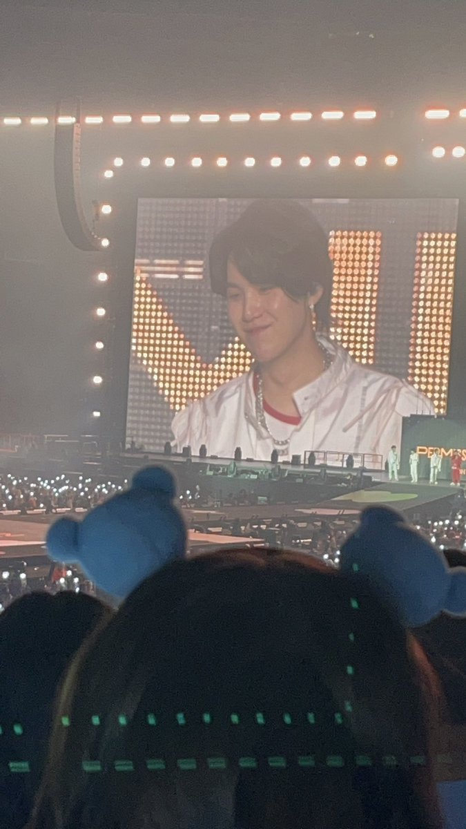 tgiluv's tweet photo. the only memorable thing that’s happened since i got suspended was me flying to vegas to see bts weekend 1 with my bffs and joon looking at my sign and me embarrassing myself in front of jimin 😭 https://t.co/v0TvodhXBG