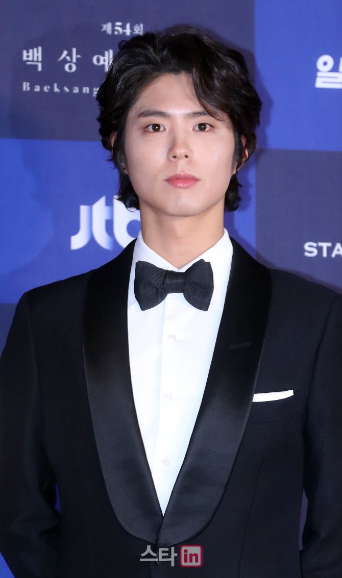 [NEWS] 220429 Accdg to Sports Seoul, as #ParkBoGum's discharge is on April 30th, people are wondering what will be his 1st comeback schedule such as a Baeksang MC.

However, per Blossom Ent, no schedules yet until his official discharge date.

m.sportsseoul.com/news/read/1119…