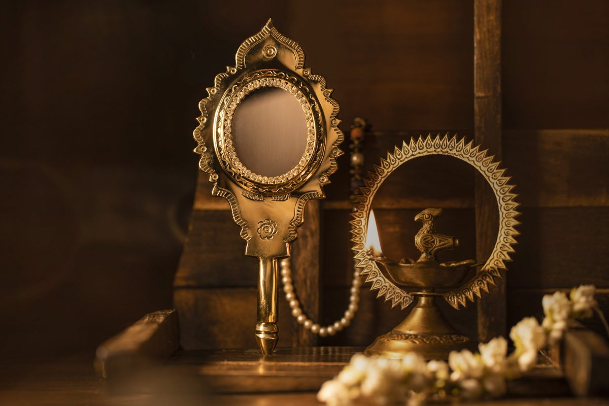 someshnid's tweet photo. 2018 Kerala floods almost destroyed this 300-year-old #crafts. Aranmula Kannadi, a #secretmirror #technique which the last family has been trying to preserve for last three #centuries. Our crafts have stories and #heritage every Indian feels proud of! https://t.co/5JKFCCNArT