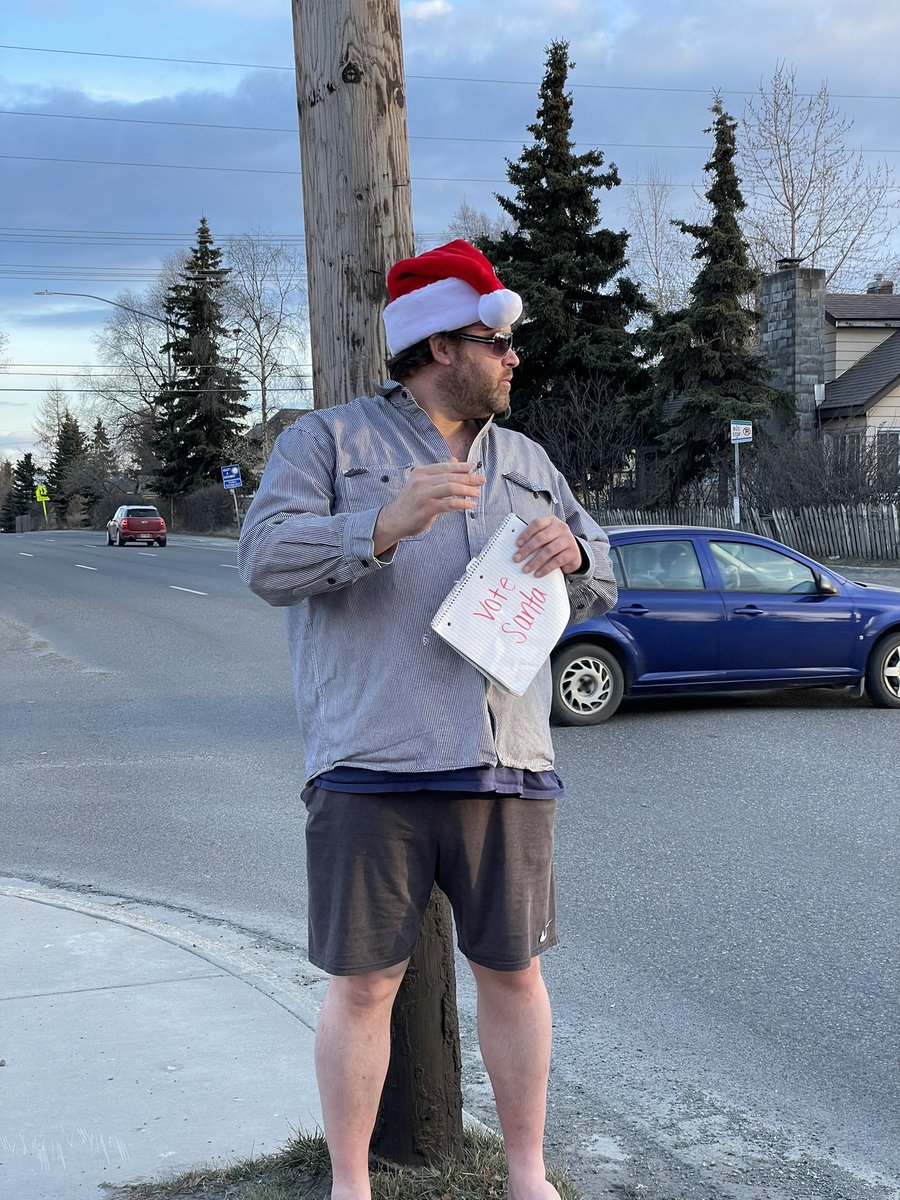 meghaaand's tweet photo. not my neighbor standing out on the corner campaigning for @TheRadicalSanta 😅
He got at least one thumbs up👍🏻👍🏻👍🏻 https://t.co/30jxautxk3