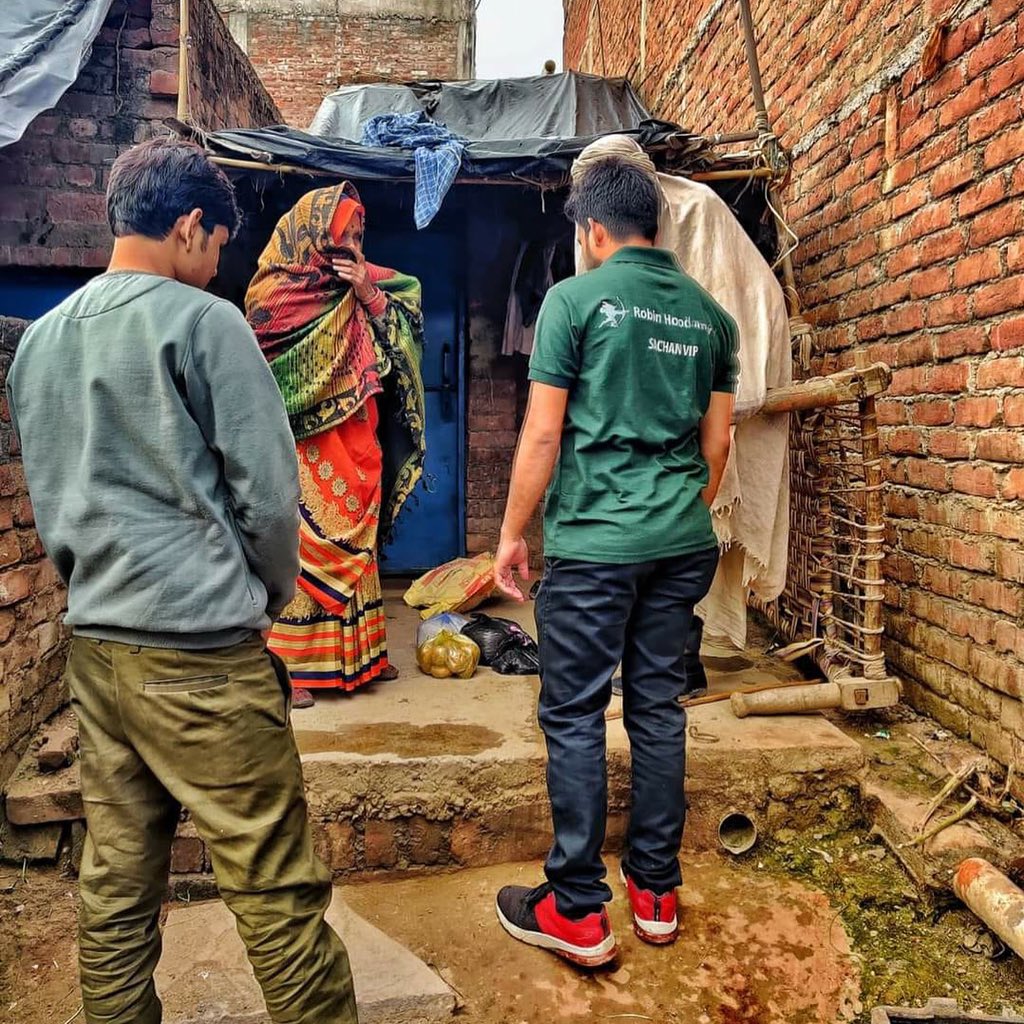 rha_india's tweet photo. Our Robins double up as food delivery agents and offer door-to-door services, too! 📦 

#RobinHoodArmy #RHA #ZeroHunger #FoodRelief https://t.co/Zg7dxlyuam