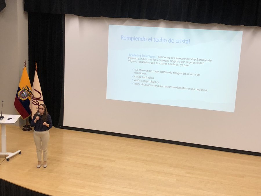 lnargod's tweet photo. Hoy 28/04, motivé a niñas a estudiar carreras en ciencia y tecnología por el Día #NiñasTIC_EC  organizado por @UDLAEcuador  y el @TrasparenciaEcu. Un privilegio compartir con expositoras inspiradoras e incidir en jóvenes que quieren diseñar una internet inclusiva. https://t.co/ND2BUZEdDv